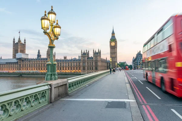 Londýn Června 2015 Red Double Decker Bus Zrychluje Ulicích Města — Stock fotografie