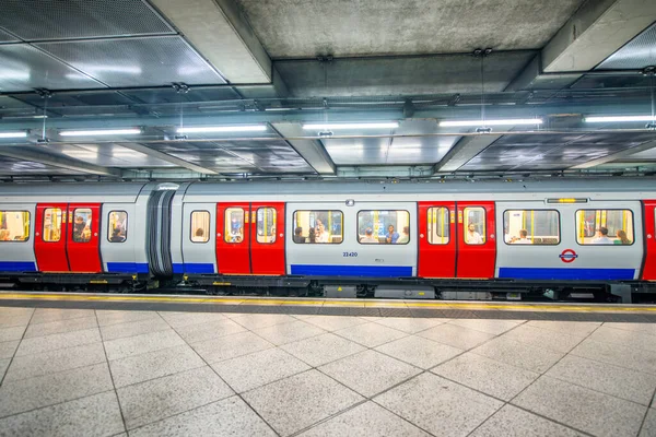 Londres Julio 2015 Tren Subterráneo Dentro Estación Metro —  Fotos de Stock
