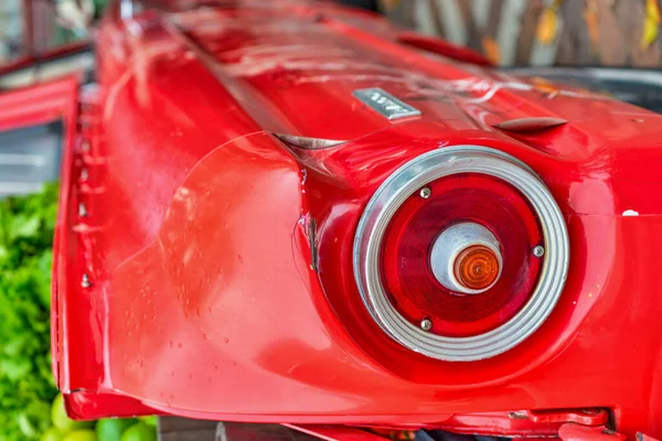 Światła Tylne Zabytkowego Czerwonego Samochodu — Zdjęcie stockowe
