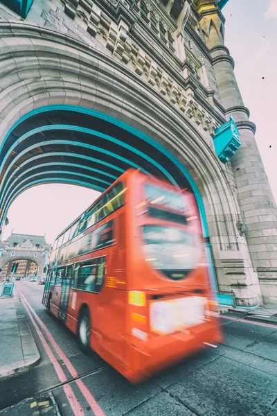 London Juli 2015 Röd Dubbeldäckare Buss Accelererar Längs Stadens Gator — Stockfoto