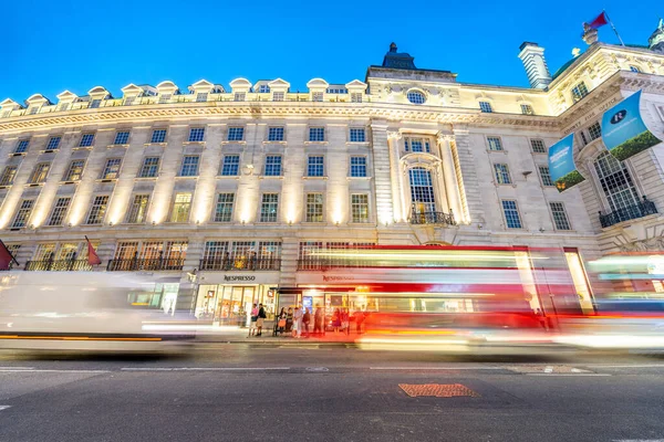 London 2015 Július Piccadilly Circus Regent Street Traffic Tourists Night — Stock Fotó