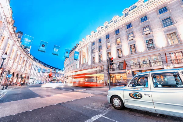 ロンドン 2015年7月3日 ピカデリー サーカスとリージェント ストリートの夜の観光客との交通 都市灯 — ストック写真