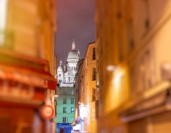 フランス パリの夜の建物に囲まれた神聖なハート大聖堂 — ストック写真