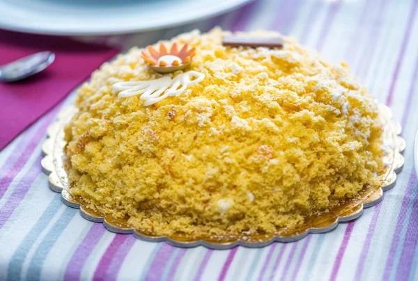 Torta Mimosa Sul Tavolo Simbolo Della Festa Della Donna — Foto Stock