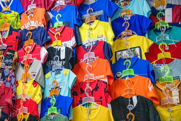 Mauritius Nisan 2019 Renkli Elbiseler Tişörtler Şehir Pazarında Satışta — Stok fotoğraf