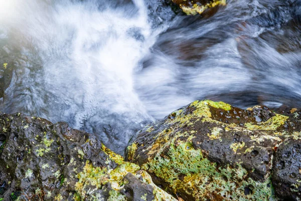 滝の中を流れる水は 長い露出をぼやけている — ストック写真