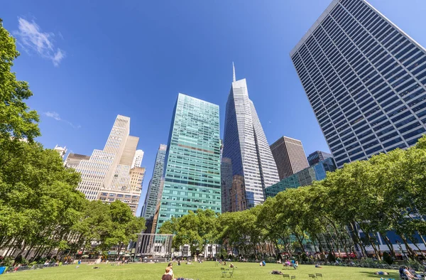 New York City Juni 2013 Touristen Genießen Bryant Park Manhattan — Stockfoto