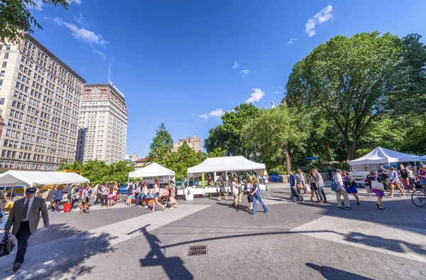 Nueva York City Junio 2013 Turistas Lugareños Disfrutan Calles Avenidas — Foto de Stock