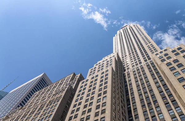 曼哈顿的摩天大楼 蓝色天空的巨墙 — 图库照片
