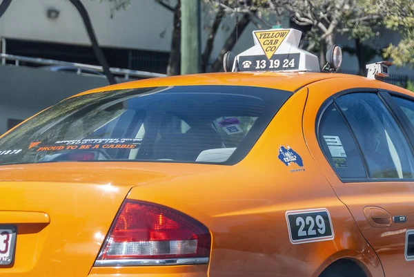 Brisbane Australie Août 2010 Taxi Jaune Milieu Trafic Urbain — Photo