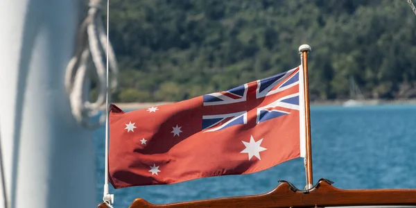 Waving Zászló Ausztrália Óceán Háttérben — Stock Fotó
