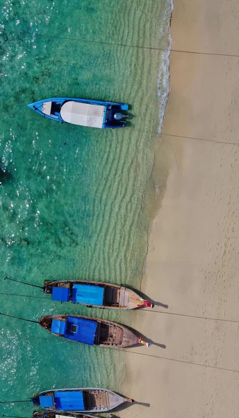 Flygfoto Över Lång Svans Båtar Längs Tropisk Strand Thailand — Stockfoto