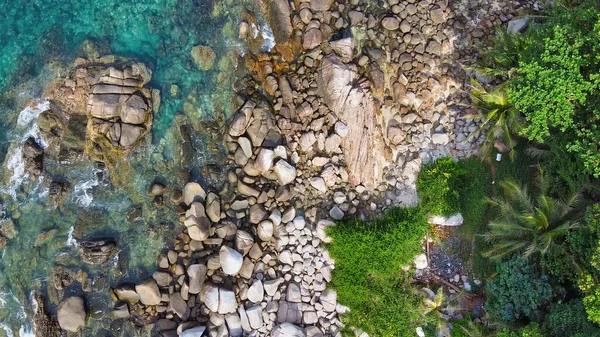 Panoramautsikt Över Den Vackra Tropiska Stranden Med Klippor Nedåt — Stockfoto