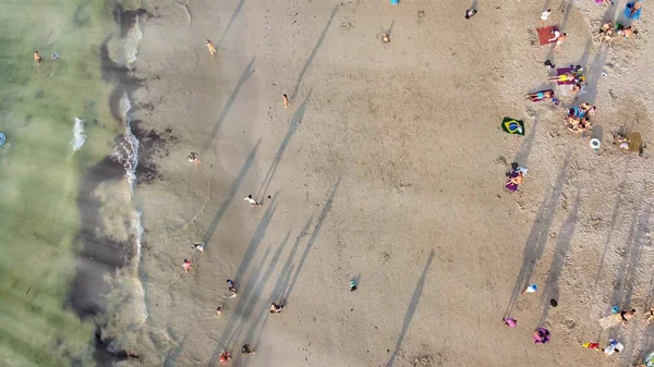 Felett Légi Kilátás Gyönyörű Trópusi Strand Turistákkal — Stock Fotó