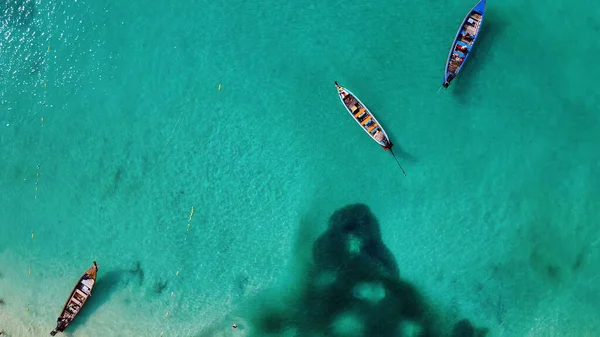 熱帯のビーチ タイに沿って長い尾のボートの空中ビュー — ストック写真