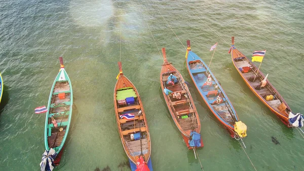 泰国热带海滩沿岸长尾船的航拍照片 — 图库照片