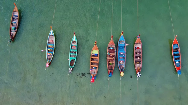 Flygfoto Över Lång Svans Båtar Längs Tropisk Strand Thailand — Stockfoto