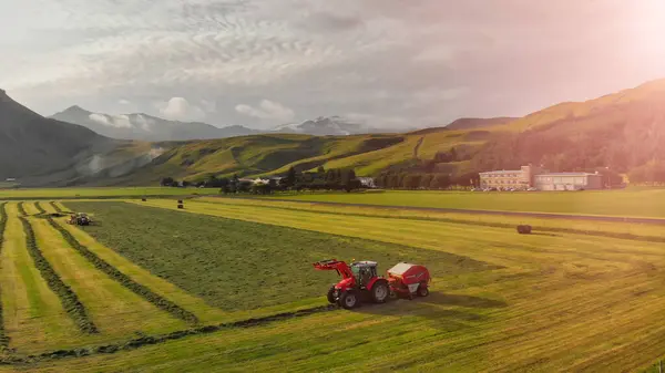 Iceland 2019 Yaz Mevsiminde Skogar Çayırlarında Çalışan Traktör — Stok fotoğraf