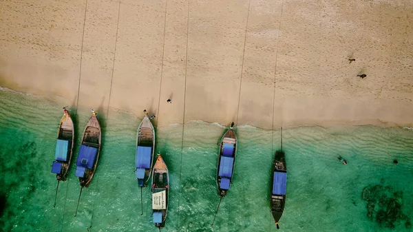 Luchtfoto Van Lange Staart Boten Langs Een Tropisch Strand Thailand — Stockfoto