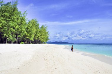 Bambu Adası plajı ve Tayland kıyısı..