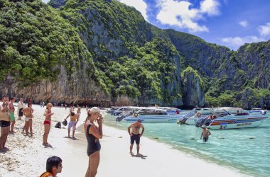 PHI PHI LEH, THAILAND - Ağustos 2008: Turistler Phi Adası 'ndaki ünlü Maya Sahili' ni ziyaret ettiler. Burası ünlü bir turistik yerdir..