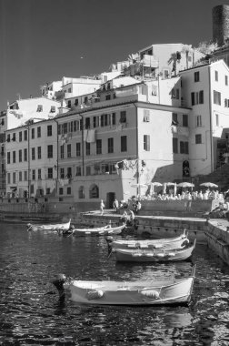 Cinque Terre Kayalıkları ve manzara, kızılötesi görüş.