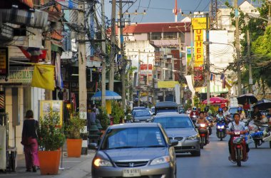 CHIANG MAI, THAILAND 2008: Güneşli bir günde şehrin sokakları ve trafiği.