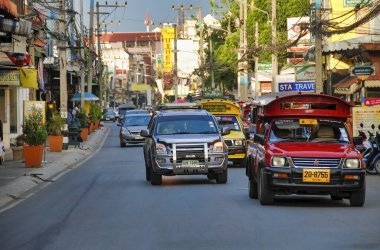 CHIANG MAI, THAILAND 2008: Güneşli bir günde şehrin sokakları ve trafiği.