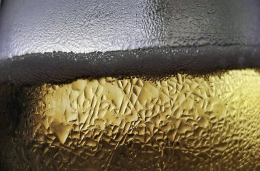 Bir bardak sarı bira, yakın çekim..