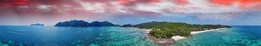Phi Phi Adası, Tayland. Gün batımında inanılmaz panoramik hava manzarası.