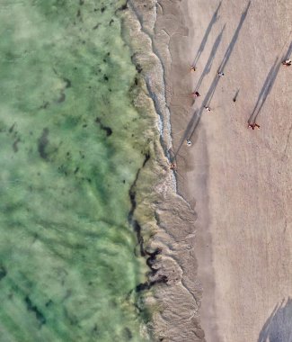 Tayland 'daki güzel tropikal plajın aşağı doğru panoramik görüntüsü.