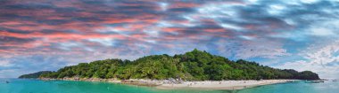 Phuket, Tayland 'daki güzel Özgürlük Sahili' nin havadan görünüşü.