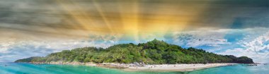 Phuket, Tayland 'daki güzel Özgürlük Sahili' nin havadan görünüşü.