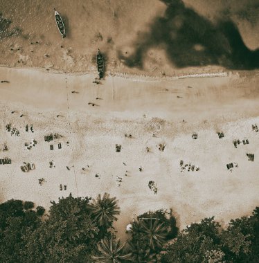 Tayland 'daki güzel tropikal plajın aşağı doğru panoramik görüntüsü.