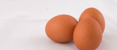 Beyaz arkaplanda üç yumurta grubu.