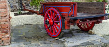 Ortaçağ evlerinin bahçesinde eski bir araba. .