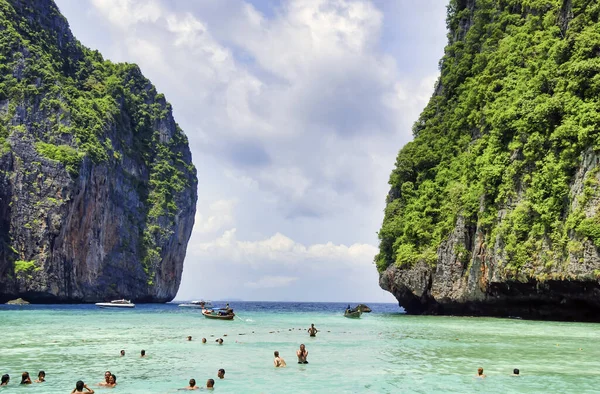 Phi Phi Leh Thailandia Agosto 2008 Turisti Visitano Famosa Spiaggia — Foto Stock