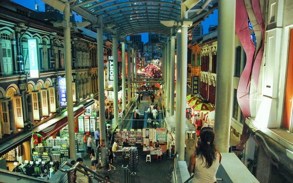シンガポール 8月2008 観光客が有名なチャイナタウン市場を訪問 — ストック写真