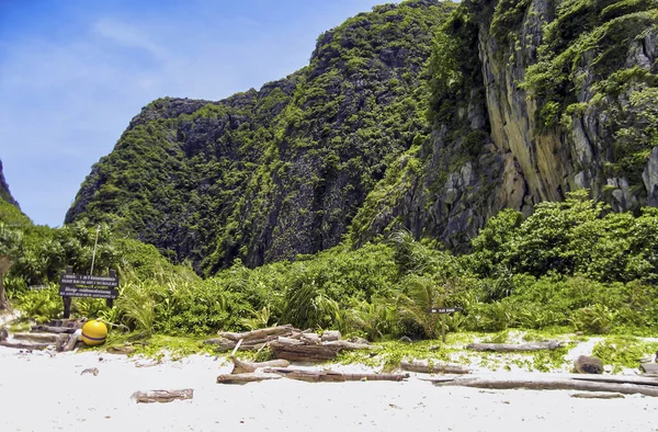 Phi Phi Leh Tajlandia Sierpień 2008 Turyści Odwiedzają Słynną Plażę — Zdjęcie stockowe