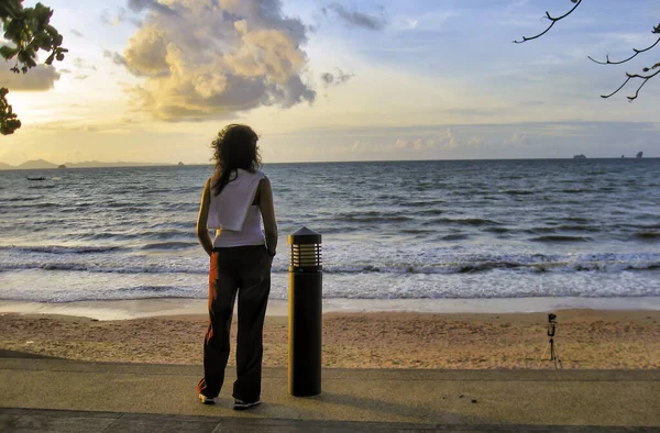 Femme Bénéficiant Beau Coucher Soleil Sur Plage — Photo