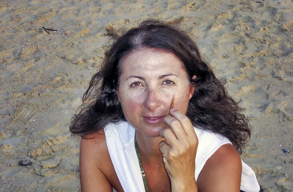 Mulher Desfrutando Belo Pôr Sol Praia — Fotografia de Stock