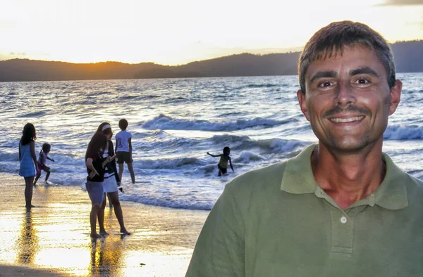 Hombre Feliz Disfrutando Hermosa Puesta Sol Playa — Foto de Stock