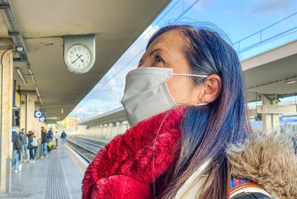 Donna Alla Stazione Ferroviaria Nei Tempi Del Coronavirus Indossando Una — Foto Stock