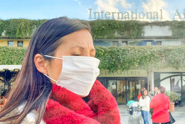 Donna All Ingresso Dell Aeroporto Tempi Coronavirus Indossando Una Maschera — Foto Stock