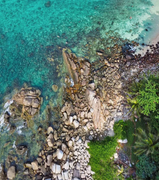 Aşağı Doğru Kayalıklı Güzel Tropik Plajların Panoramik Görüntüsü — Stok fotoğraf