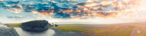 Reynisfjara Beach Hegyvidéki Táj Nyári Naplementében Izlandon — Stock Fotó