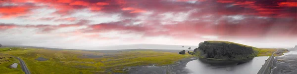 Παραλία Reynisfjara Και Ορεινό Τοπίο Στο Καλοκαιρινό Ηλιοβασίλεμα Ισλανδία — Φωτογραφία Αρχείου