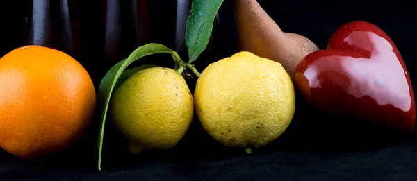 Помаранчевий Лимон Перо Чорному Тлі — стокове фото