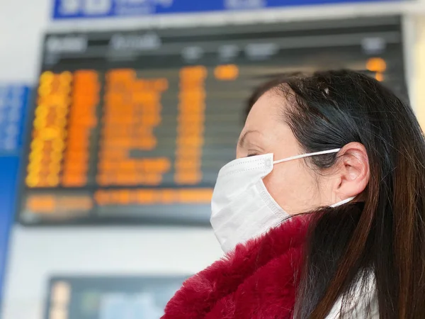 Repülőtéren Előtt Menetrend Hirdetőtábla Koronavírus Alkalommal — Stock Fotó