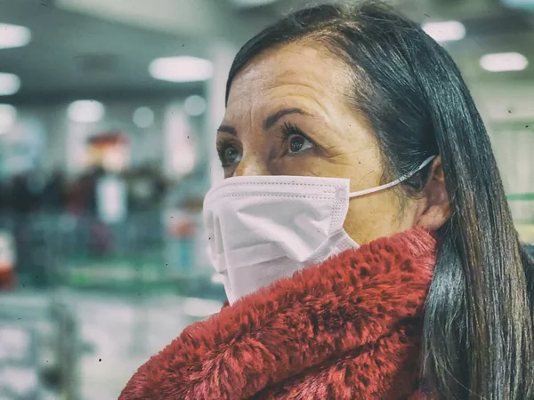 Vrouw Het Vliegveld Coronavirus Tijden Met Masker — Stockfoto